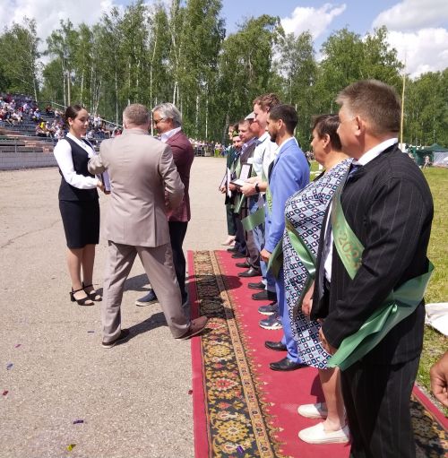 Сабантуйда район аграр хуҗалыкларында эшләүчеләрне тәбрикләделәр(+фотолар)