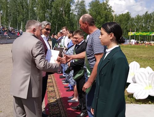 Сабантуйда район аграр хуҗалыкларында эшләүчеләрне тәбрикләделәр(+фотолар)