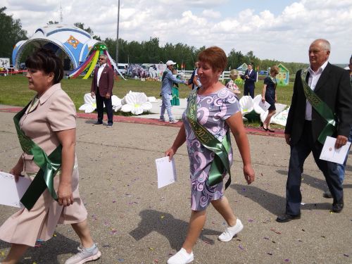 Сабантуйда район аграр хуҗалыкларында эшләүчеләрне тәбрикләделәр(+фотолар)