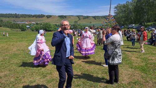 Безгә язалар: Мөэмин-Каратайның яшел хәтфә чирәм түшәлгән аланлыгы башка бер җирдә юктыр (+ фотолар)