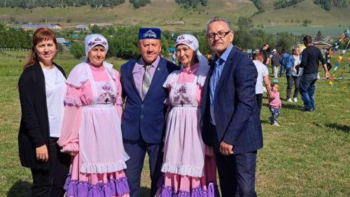 Безгә язалар: Мөэмин-Каратайның яшел хәтфә чирәм түшәлгән аланлыгы башка бер җирдә юктыр (+ фотолар)