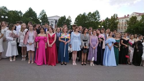 Лениногорскиның үзәк мәйданында 258  чыгарылыш укучысы өчен тантаналы кичә узды (+фотолар)
