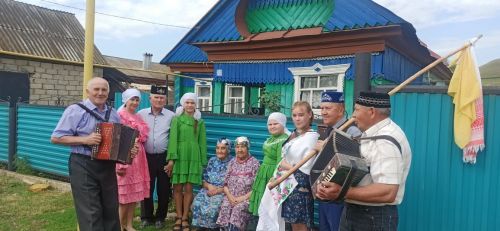 Таһир Шәмсуаров: урам буйлап капка төпләрендә татарның гасырлардан килгән җырларын башкардык