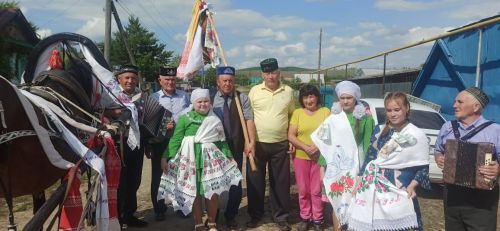 Таһир Шәмсуаров: урам буйлап капка төпләрендә татарның гасырлардан килгән җырларын башкардык