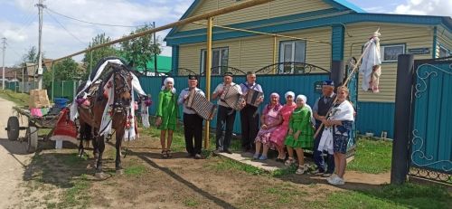 Таһир Шәмсуаров: урам буйлап капка төпләрендә татарның гасырлардан килгән җырларын башкардык