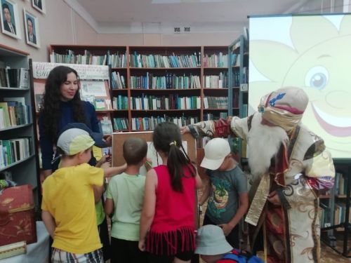 Лениногорскида мәктәп яны лагерена йөрүче балалар әдәби сәяхәттә булды