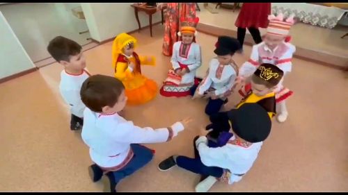 Лениногорскиның Туган якны өйрәнү музеенда балалар борынгы уеннарны уйнады