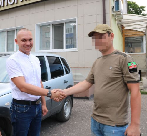 Мобилизацияләнгән лениногорскилыга машина тапшырдылар