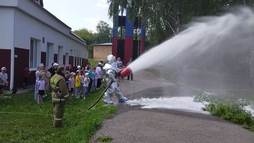 Лениногорскиның 10 нчы мәктәбе укучылары янгын частендә экскурсиядә булды (+ фотолар)