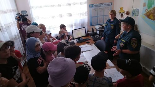 Лениногорскиның 10 нчы мәктәбе укучылары янгын частендә экскурсиядә булды (+ фотолар)