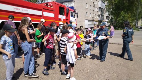 Лениногорскиның 10 нчы мәктәбе укучылары янгын частендә экскурсиядә булды (+ фотолар)