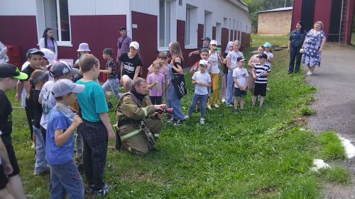 Лениногорскиның 10 нчы мәктәбе укучылары янгын частендә экскурсиядә булды (+ фотолар)