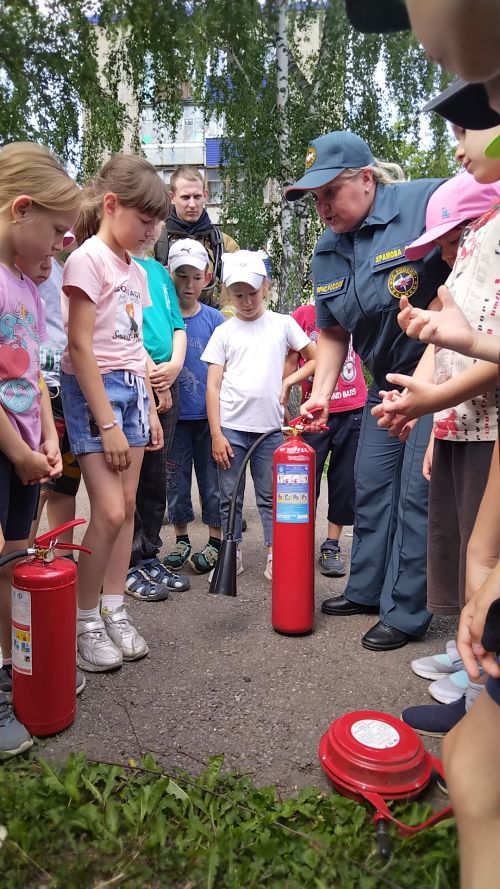 Лениногорскиның 10 нчы мәктәбе укучылары янгын частендә экскурсиядә булды (+ фотолар)