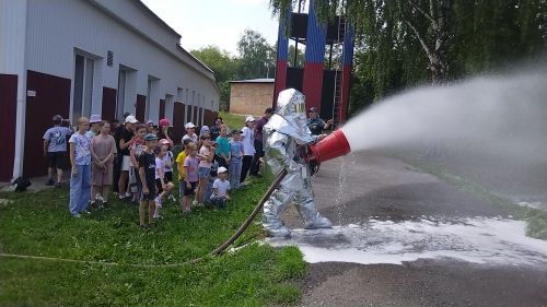Лениногорскиның 10 нчы мәктәбе укучылары янгын частендә экскурсиядә булды (+ фотолар)
