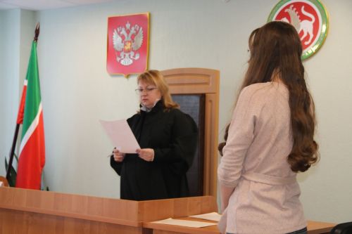 Лениногорскилы хатын-кызга исерек ир-атка машина ышандырган өчен штраф салганнар