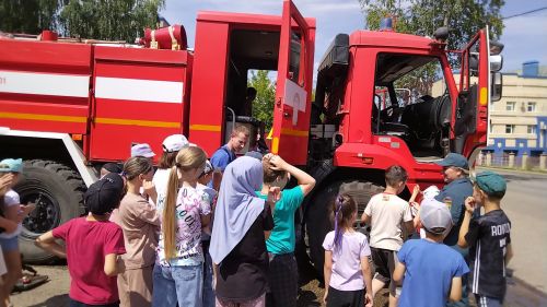 Лениногорскиның 10 нчы мәктәбе укучылары янгын частендә экскурсиядә булды (+ фотолар)