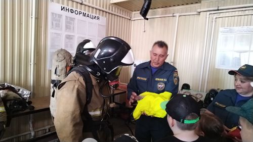 Лениногорскиның 10 нчы мәктәбе укучылары янгын частендә экскурсиядә булды (+ фотолар)