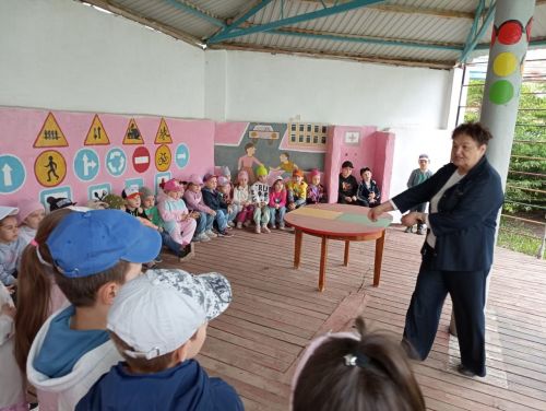 Балалар белән юл кагыйдәләре буенча викторина үткәрелде