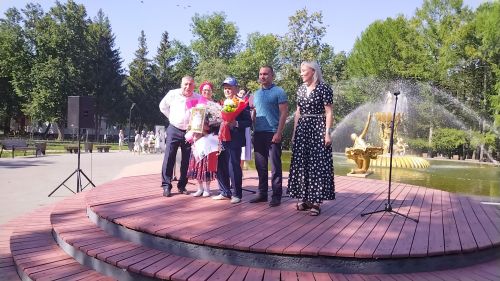 Лениногорскиның «Балерина» фонтаны янында узган бәйрәмдә бергә гомер итүче юбилярларны хөрмәтләделәр (+фотолар)
