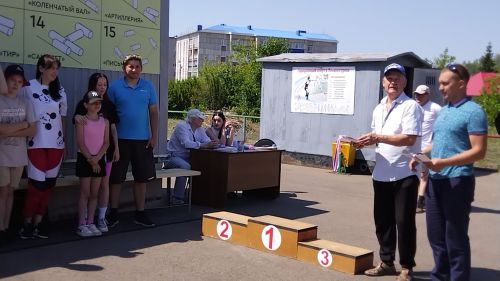 Лениногорскиның «Яшьлек» стадионында яшь гаиләләр һәм балалар ярышты (+фотолар)