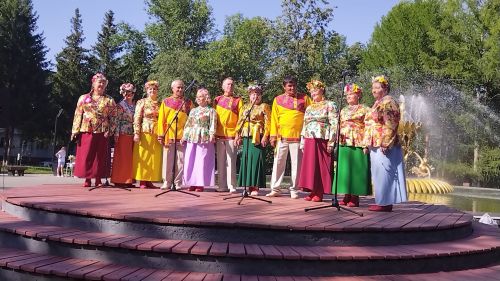 Лениногорскиның «Балерина» фонтаны янында узган бәйрәмдә бергә гомер итүче юбилярларны хөрмәтләделәр (+фотолар)