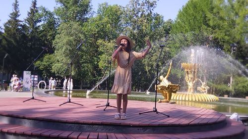 Лениногорскиның «Балерина» фонтаны янында узган бәйрәмдә бергә гомер итүче юбилярларны хөрмәтләделәр (+фотолар)
