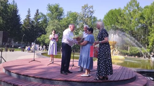 Лениногорскиның «Балерина» фонтаны янында узган бәйрәмдә бергә гомер итүче юбилярларны хөрмәтләделәр (+фотолар)