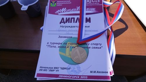 Лениногорскиның «Яшьлек» стадионында яшь гаиләләр һәм балалар ярышты (+фотолар)
