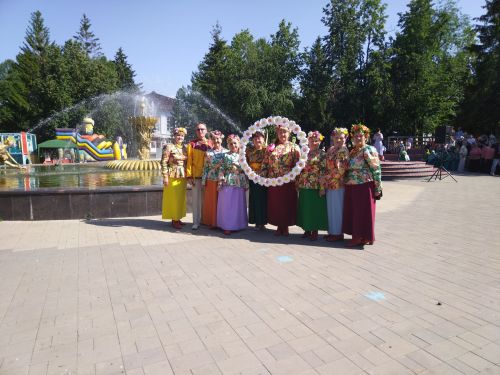 Лениногорскиның «Балерина» фонтаны янында узган бәйрәмдә бергә гомер итүче юбилярларны хөрмәтләделәр (+фотолар)