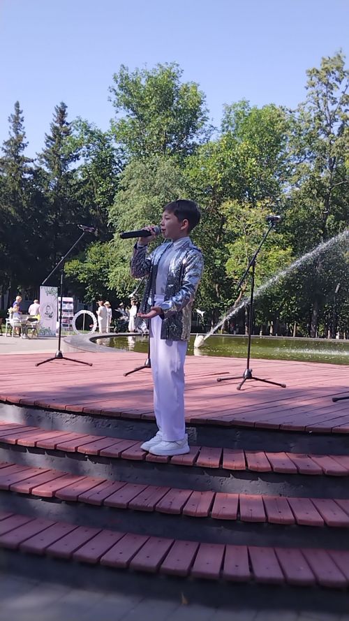 Лениногорскиның «Балерина» фонтаны янында узган бәйрәмдә бергә гомер итүче юбилярларны хөрмәтләделәр (+фотолар)