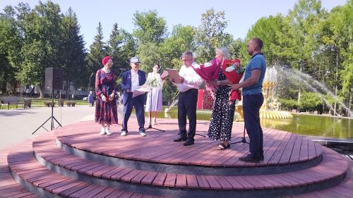 Лениногорскиның «Балерина» фонтаны янында узган бәйрәмдә бергә гомер итүче юбилярларны хөрмәтләделәр (+фотолар)