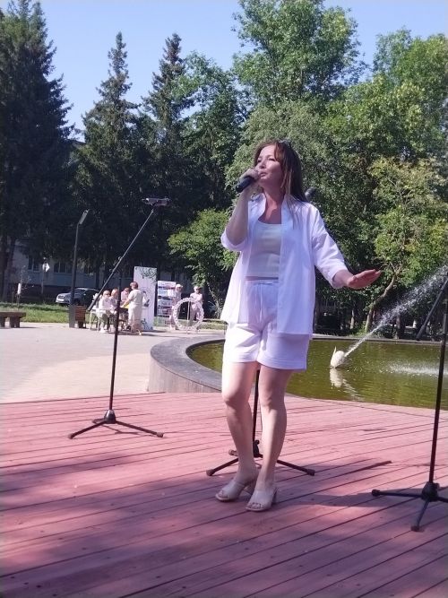 Лениногорскиның «Балерина» фонтаны янында узган бәйрәмдә бергә гомер итүче юбилярларны хөрмәтләделәр (+фотолар)