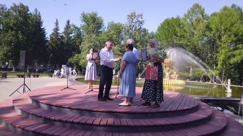 Лениногорскиның «Балерина» фонтаны янында узган бәйрәмдә бергә гомер итүче юбилярларны хөрмәтләделәр (+фотолар)