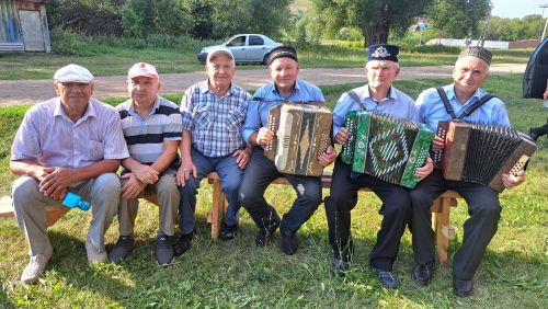 Мөэмин-Каратайда авылдашлар бергәләп кич утырды