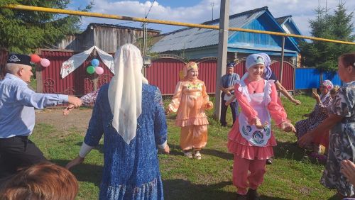 Мөэмин-Каратайда авылдашлар бергәләп кич утырды