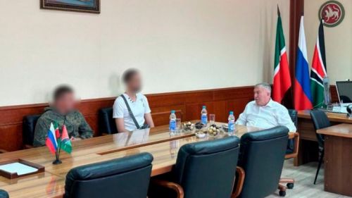 Кыска вакытлы ялга кайткан якташ хәрбиләр район башлыгы Рәгать Хөсәенов белән очрашты