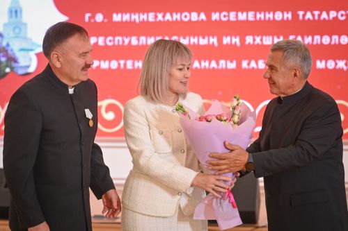 Лениногорскидан ике гаилә Татарстан Рәисе Рөстәм Миңнеханов янына барды