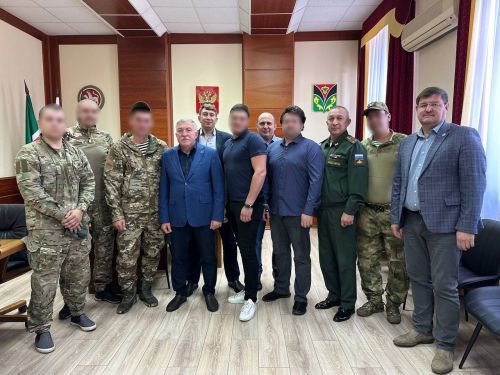 Кыска вакытлы ялга кайткан хәрбиләр белән Рәгать Хөсәенов очрашты (+фотолар)