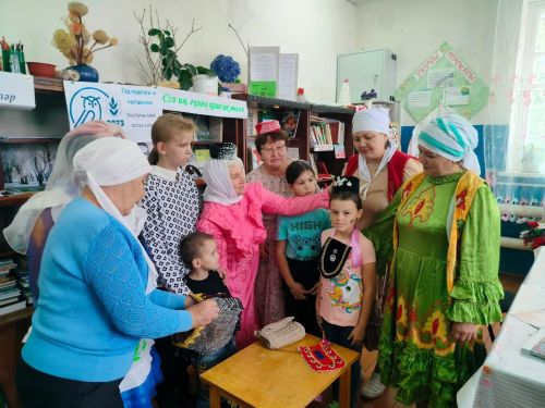 Урдалы китапханәсендә авылның кул остасы Әнисә Галимованың эшләре белән таныштылар