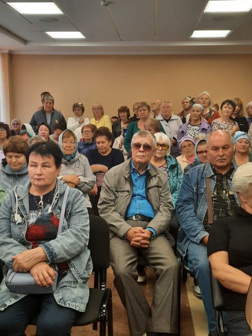 Лениногорскида Татарстан Сәламәтлек саклау министры урынбасары Альмир Абашев, офтальмология бүлеге ябылу сәбәпле, халык белән очрашты