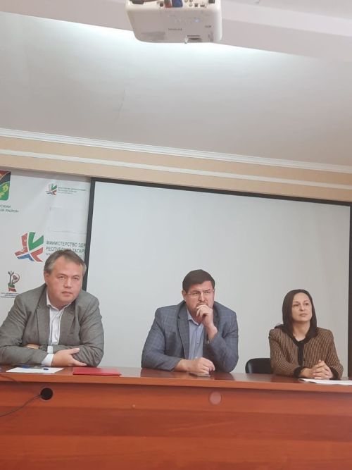 Лениногорскида Татарстан Сәламәтлек саклау министры урынбасары Альмир Абашев, офтальмология бүлеге ябылу сәбәпле, халык белән очрашты