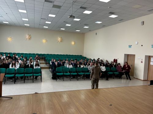 Лениногорск мәктәбендә МХОдан ялга кайткан хәрби белән очрашу үтте