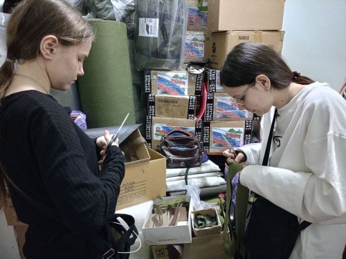 Лениногорскида колледж студентлары «Своих не бросаем» волонтерлар төркеменә ярдәм күрсәтте