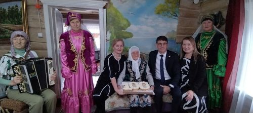Сугышлы авылында Тәскирә әби Сәфәргалиева 100 яшьлек юбилеен билгеләп үтте (+ фотолар)