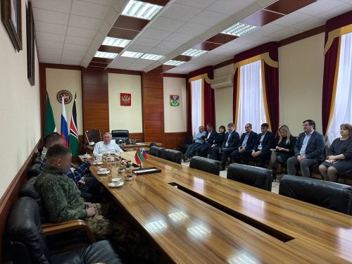 Район башлыгы Рәгать Хөсәенов ялга кайткан хәрбиләр белән очрашты