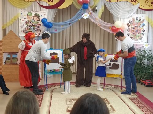 Лениногорскиның 20нче балалар бакчасында ике бәйрәмне берләштереп, «Февромарт» үткәрделәр (+ фотолар)