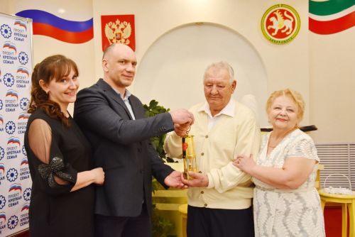 Лениногорск гаиләсе зәйлеләрдән “гаилә учагы”н кабул итеп алды