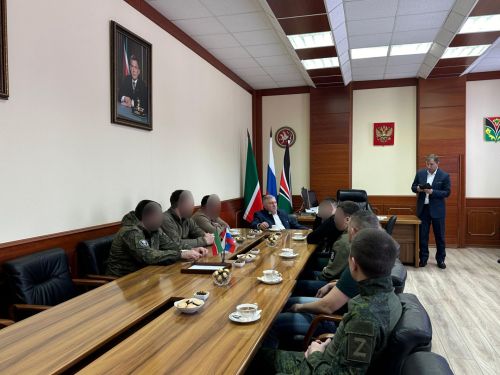 Махсус хәрби операциядән ялга кайткан якташ хәрбиләр район башлыгы Рәгать Хөсәенов белән очрашты