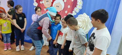 Куакбаш авылы мәдәният йортында әби-бабайлар оныклары белән уенлы кичәдә катнашты