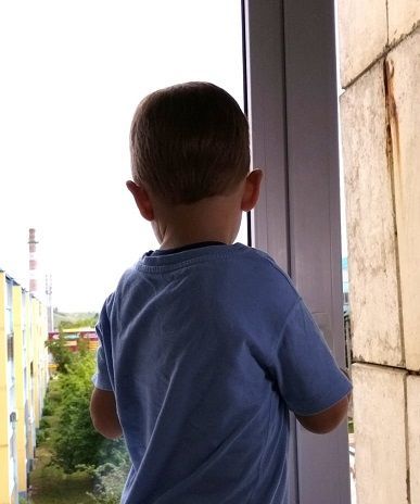 Биш яшьлек бала күпкатлы йорт тәрәзәсеннән егылып төшеп һәлак булган